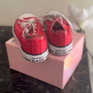 Red kids converse